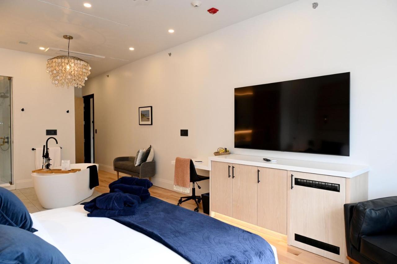Cribs On Main 5*